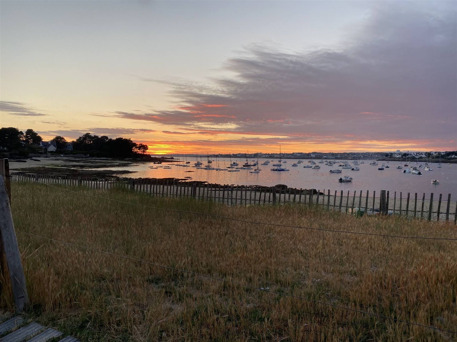 Mouillage au coucher du soleil dans le sud-Finistère, près de Quimper